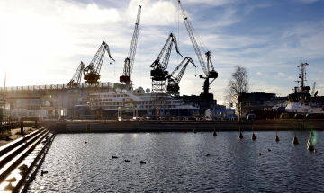 Telakan nostureita veden äärellä Helsingissä. 