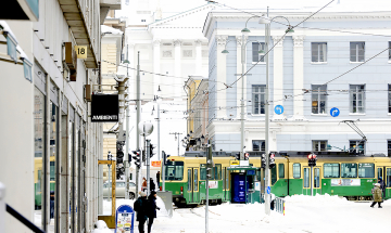 Raitiovaunu talvella Helsingissä, taustalla kaupungintalo ja tuomiokirkko